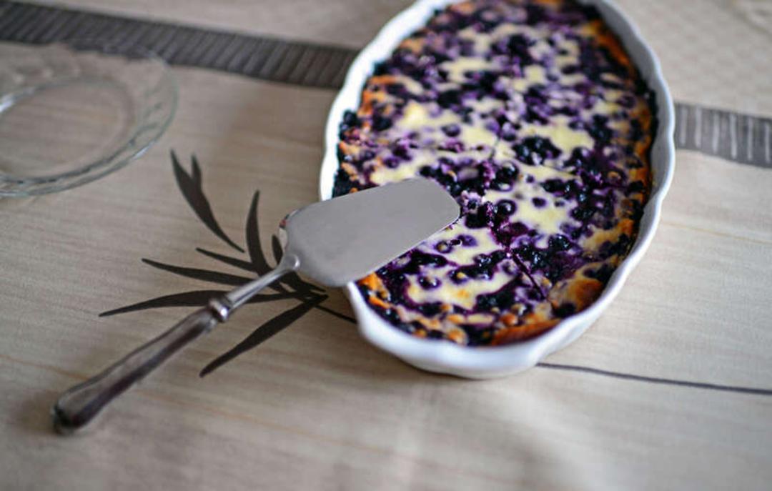 دسر بلوبری (Blueberry) پخته شده در یک ظرف با لایه کرمی
