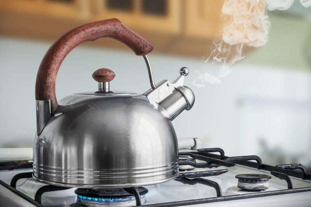 کتل استیل در حال جوشیدن و خروج بخار از دهانه