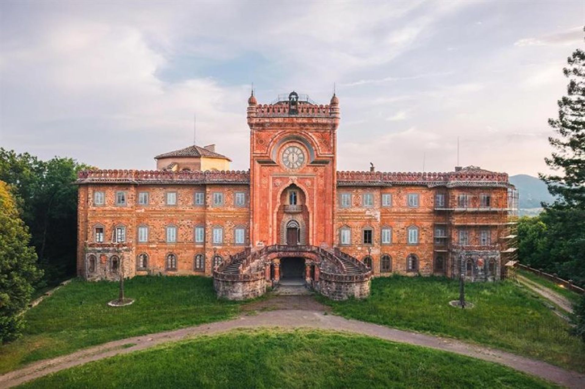 نمای بیرونی قلعه‌ سامتزانو و طبیعت اطراف آن در ایتالیا