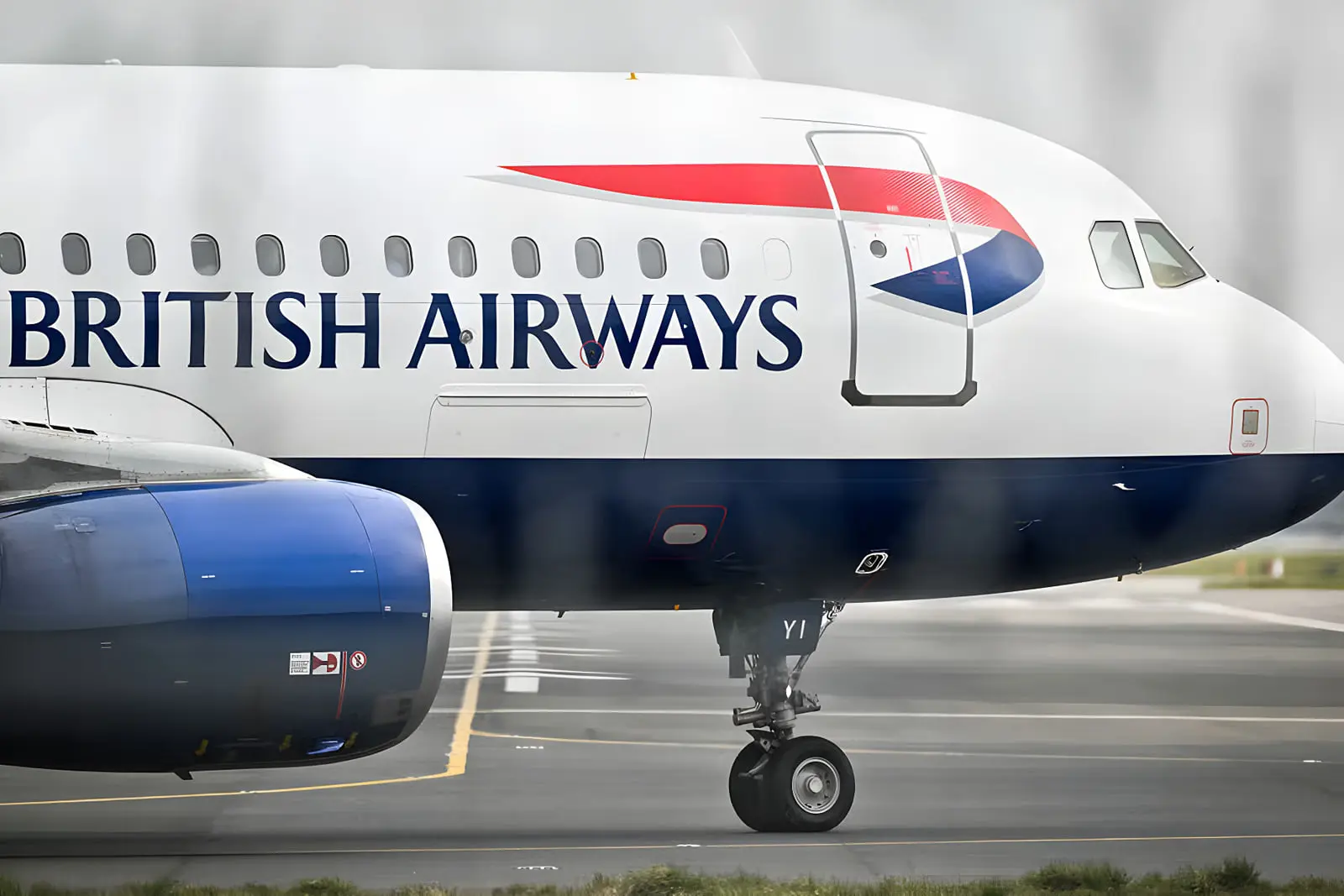 بدنه هواپیمای بریتیش ایرویز (British Airways) در حال حرکت روی باند فرودگاه