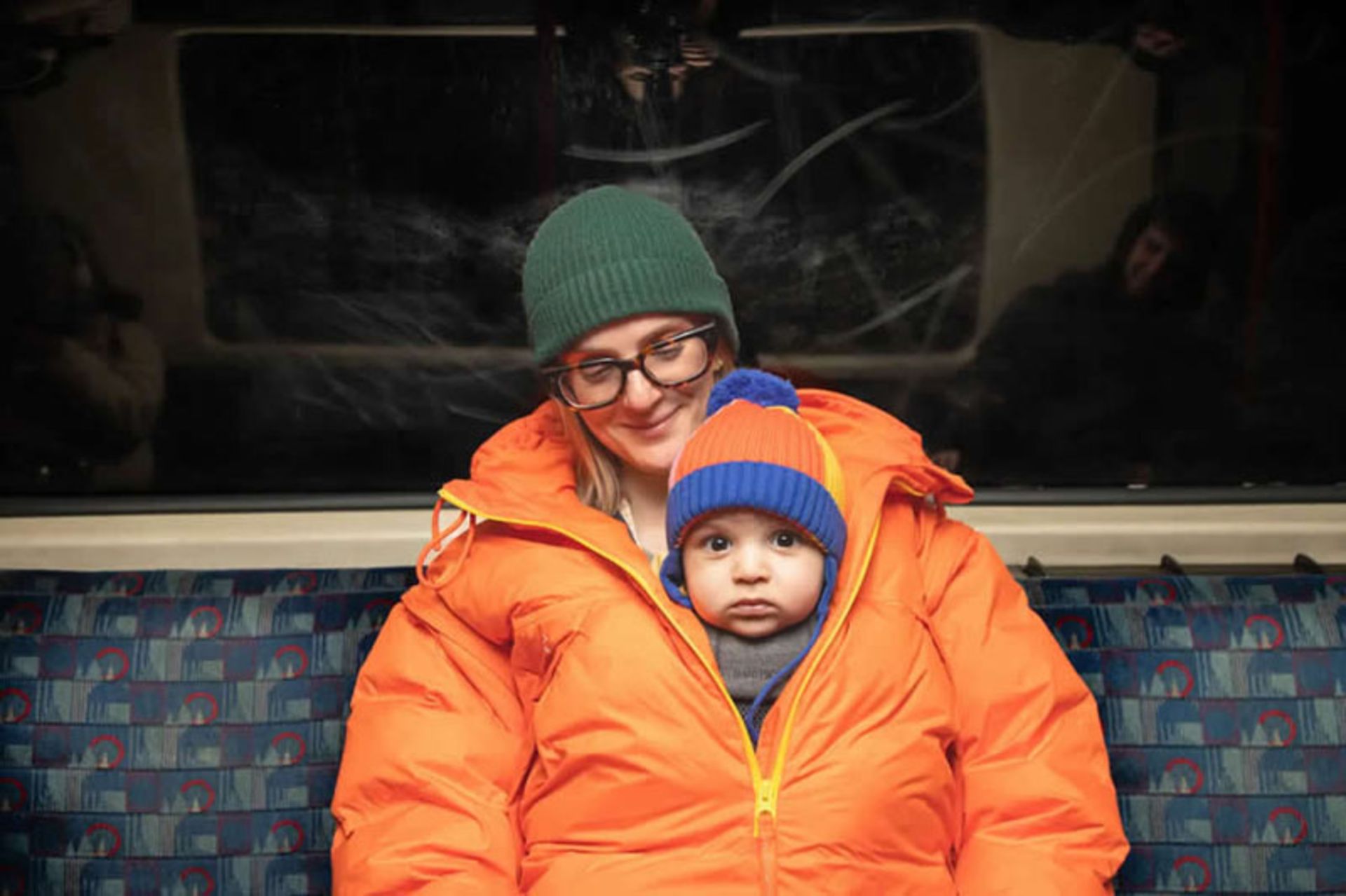 کودکی داخل کاپشن مادر