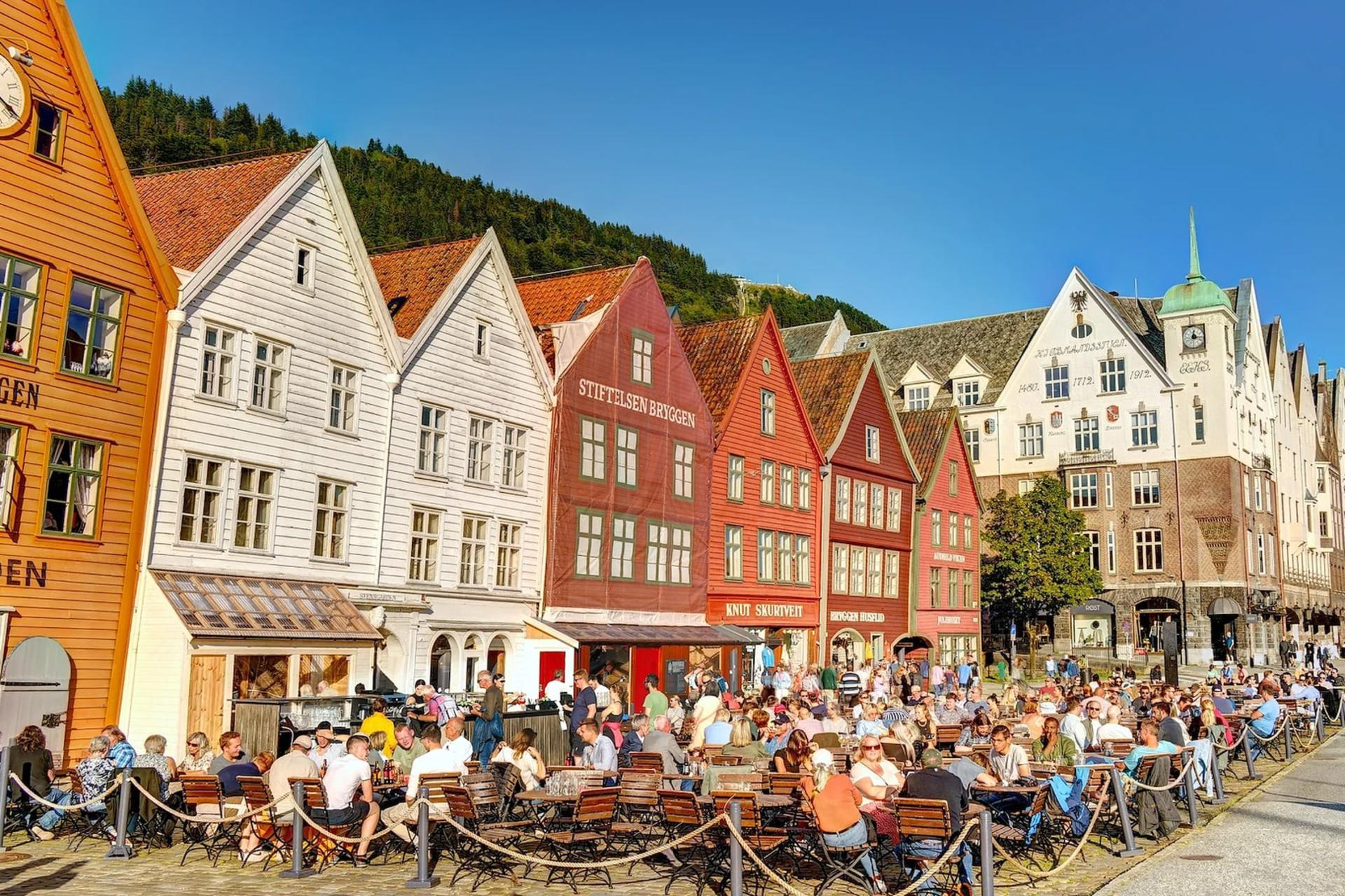 ساختمان‌های تاریخی رنگی در منطقه بریگن (Bryggen) در شهر برگن نروژ