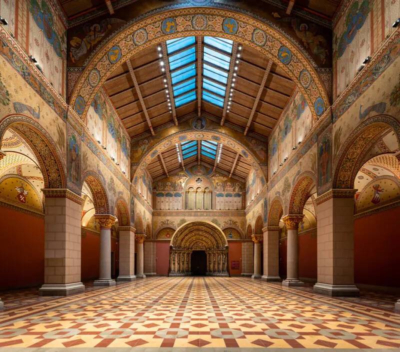 سقف بلند و نقاشی‌های دیواری تالار اصلی موزه هنرهای کاربردی (Museum of Applied Arts) در بوداپست