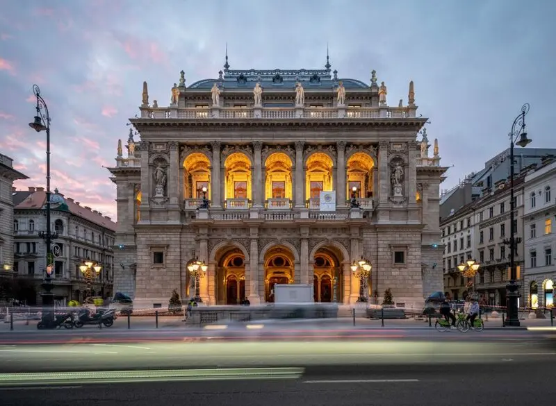 ساختمان اپرا بوداپست (Hungarian State Opera) با نمای کلاسیک و نورپردازی شبانه