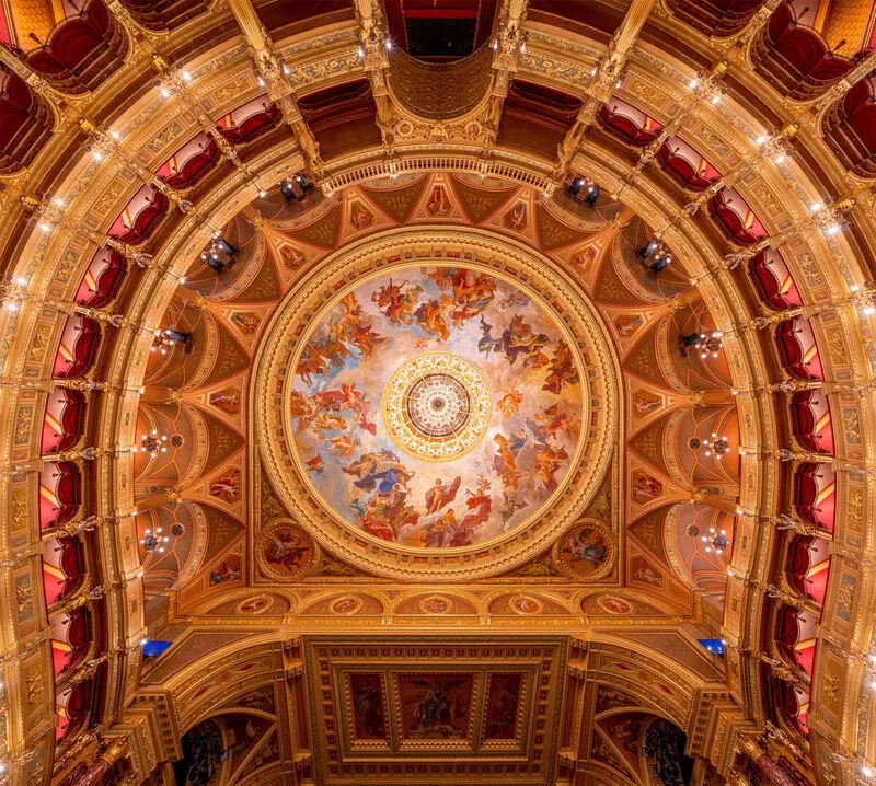نقاشی‌های سقفی و تزیینات طلایی در سالن اپرا بوداپست (Hungarian State Opera)