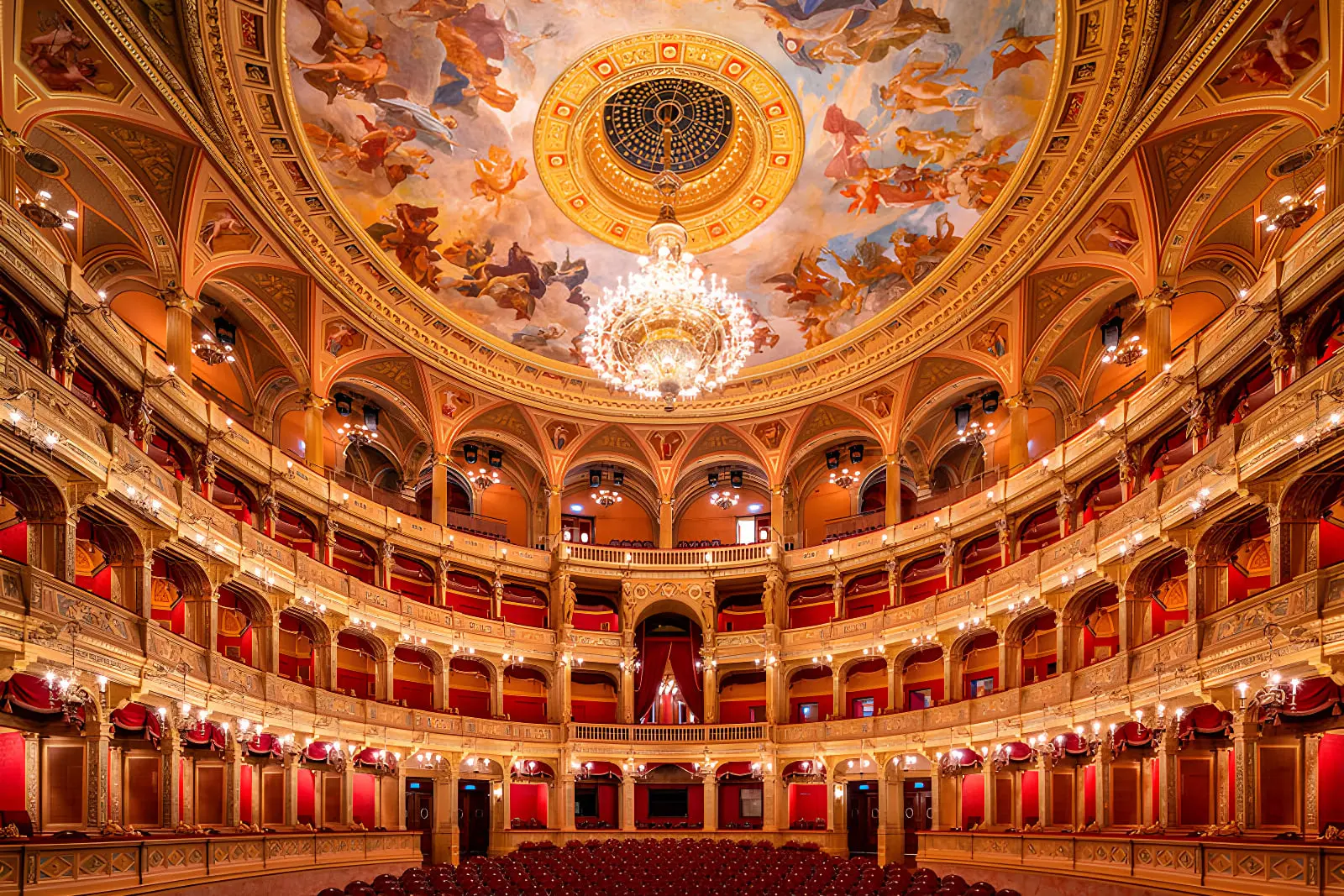 سقف نقاشی‌شده و لوستر بزرگ در سالن اپرا بوداپست (Hungarian State Opera)