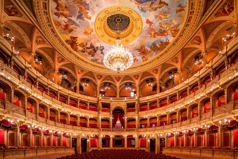 سقف نقاشی‌شده و لوستر بزرگ در سالن اپرا بوداپست (Hungarian State Opera)