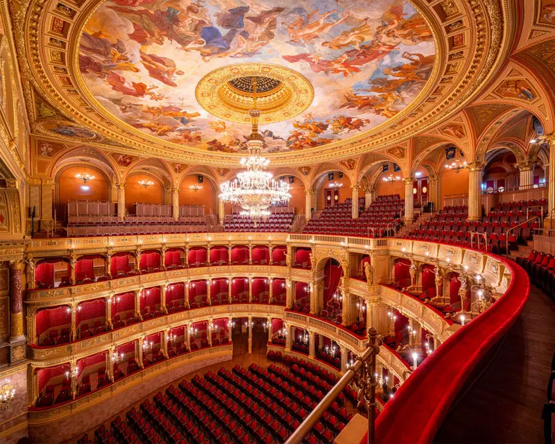 سقف و لوستر بزرگ در سالن اپرا بوداپست (Hungarian State Opera)