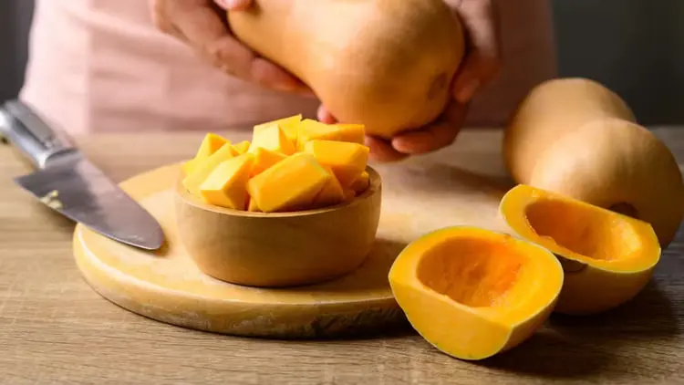 کدو حلوایی (Butternut Squash) خرد شده در ظرف چوبی روی میز