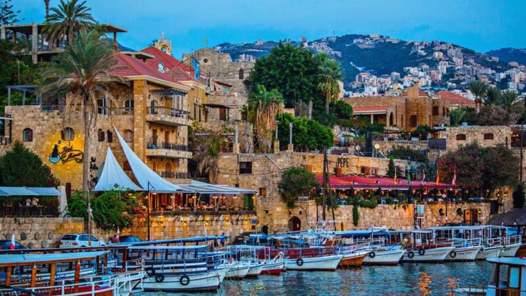 قایق‌های کوچک در بندر قدیمی جبيل (Byblos) در کنار ساختمان‌های سنگی
