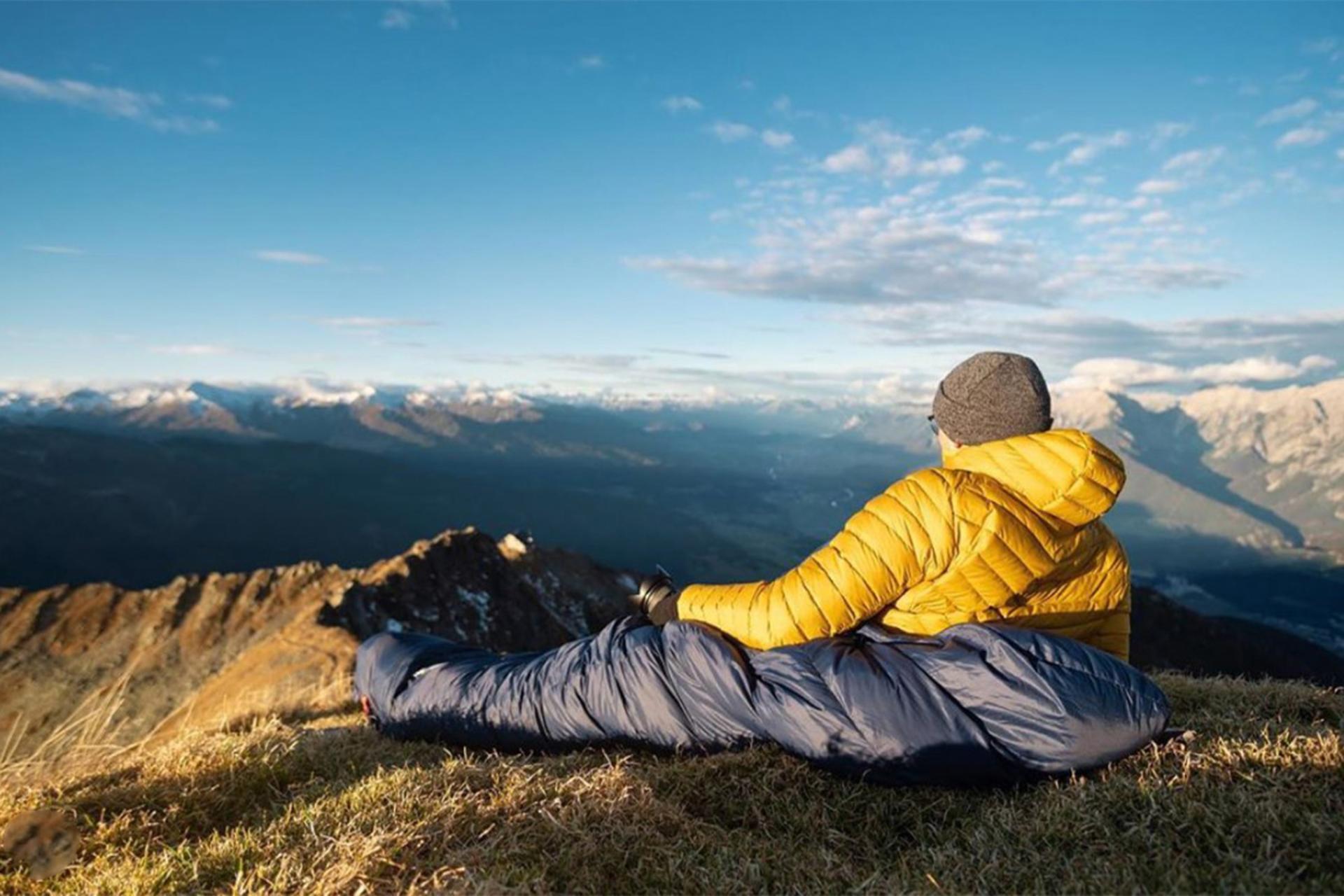 طبیعت‌گردی در کیسه‌خواب در کوهستان