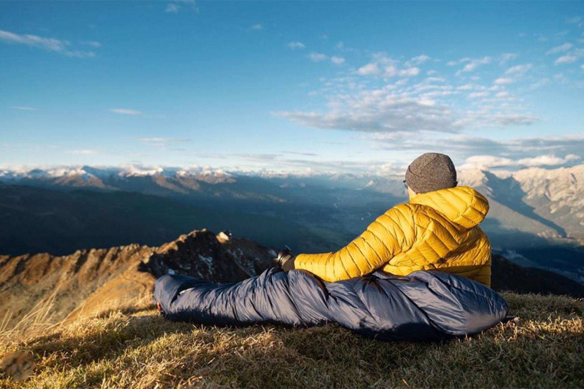 طبیعت‌گردی در کیسه‌خواب در کوهستان