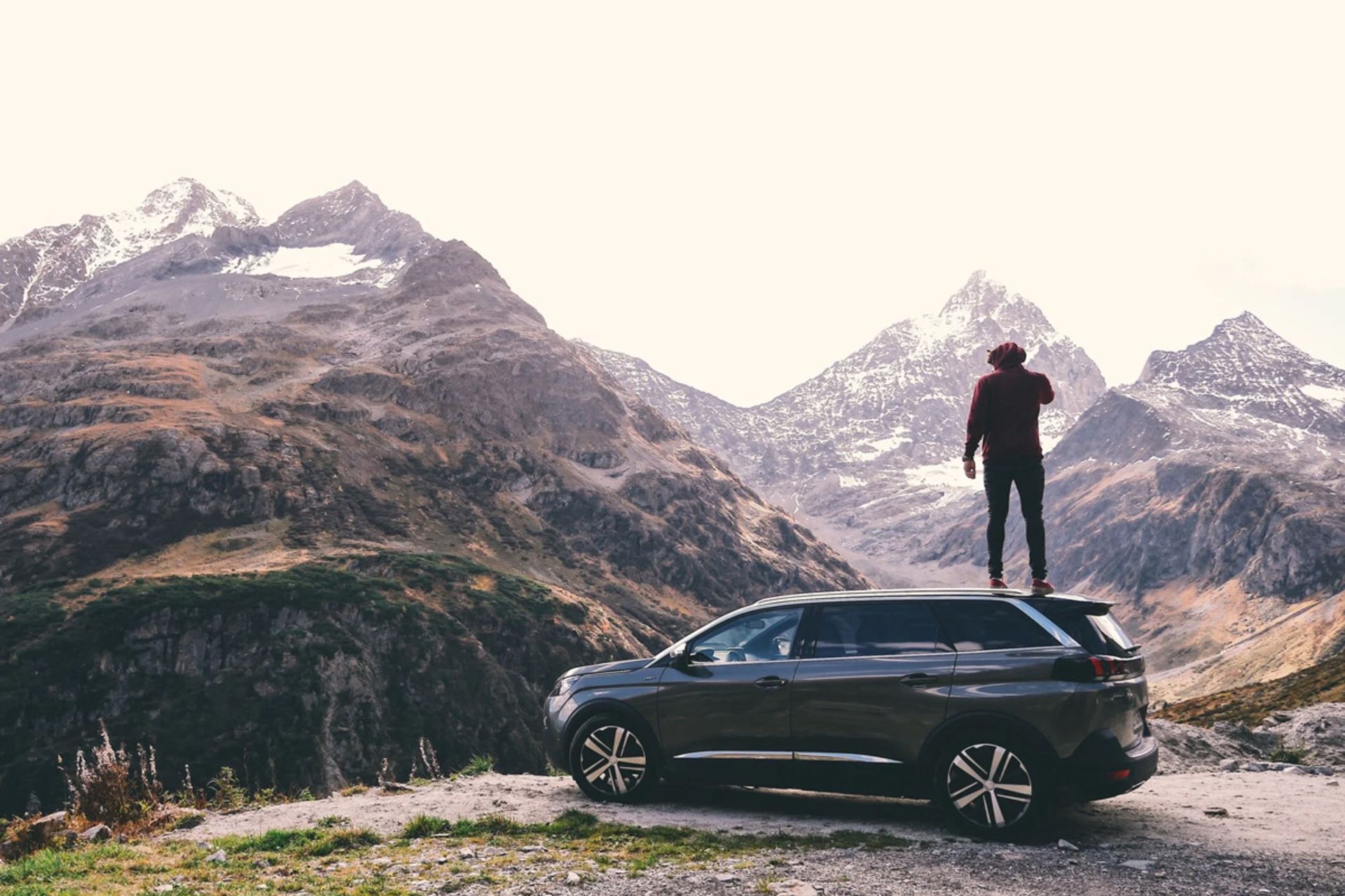 تماشای منظره از سقف خودروی شخصی