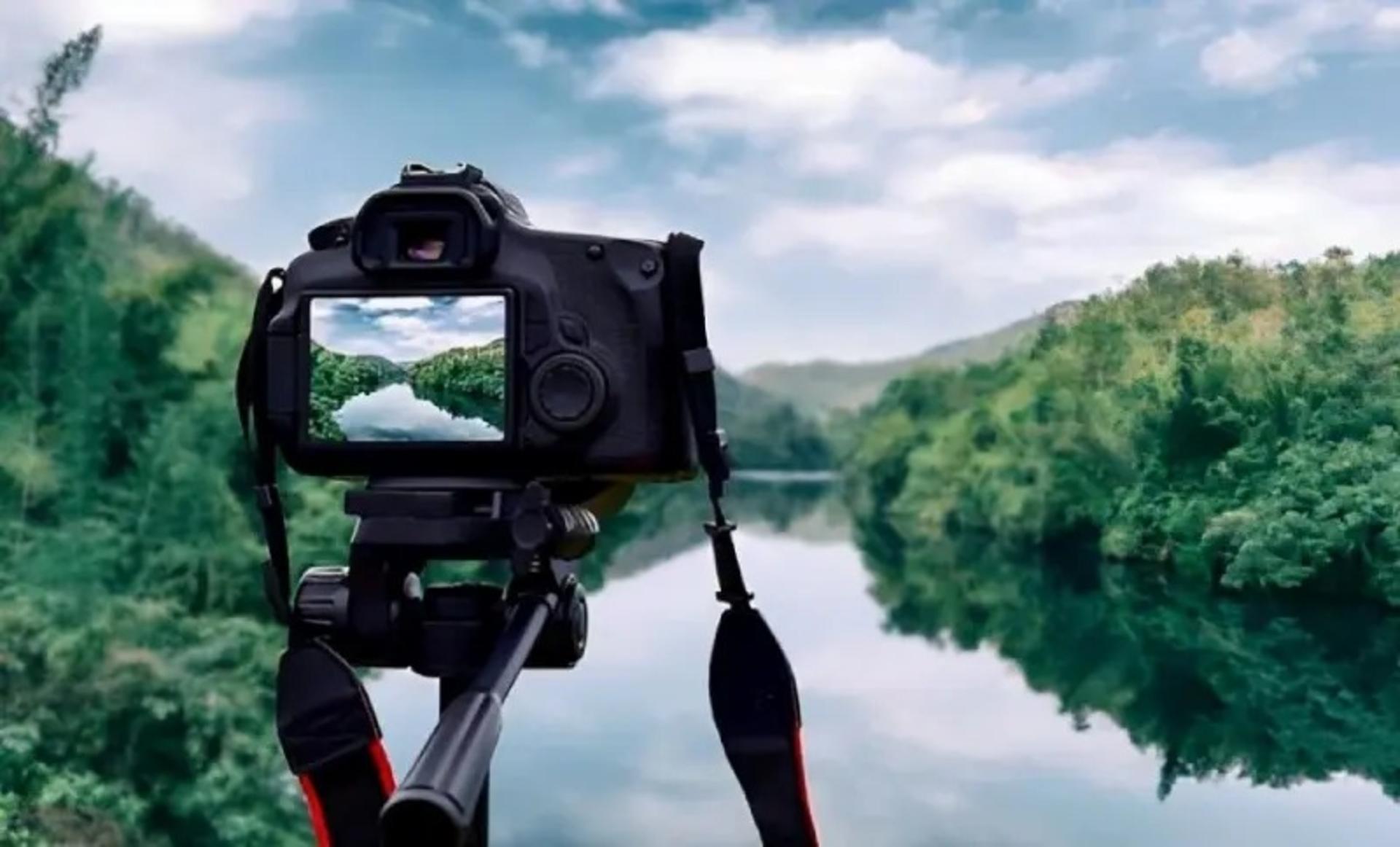دوربین DSLR با سه پایه در طبیعت گردی