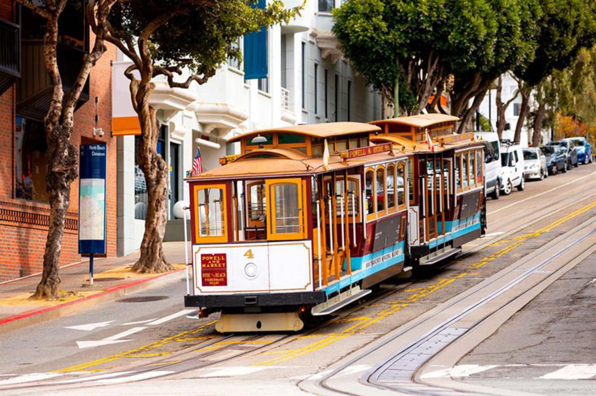 تراموای کابلی سان‌فرانسیسکو در خیابان شیب دار