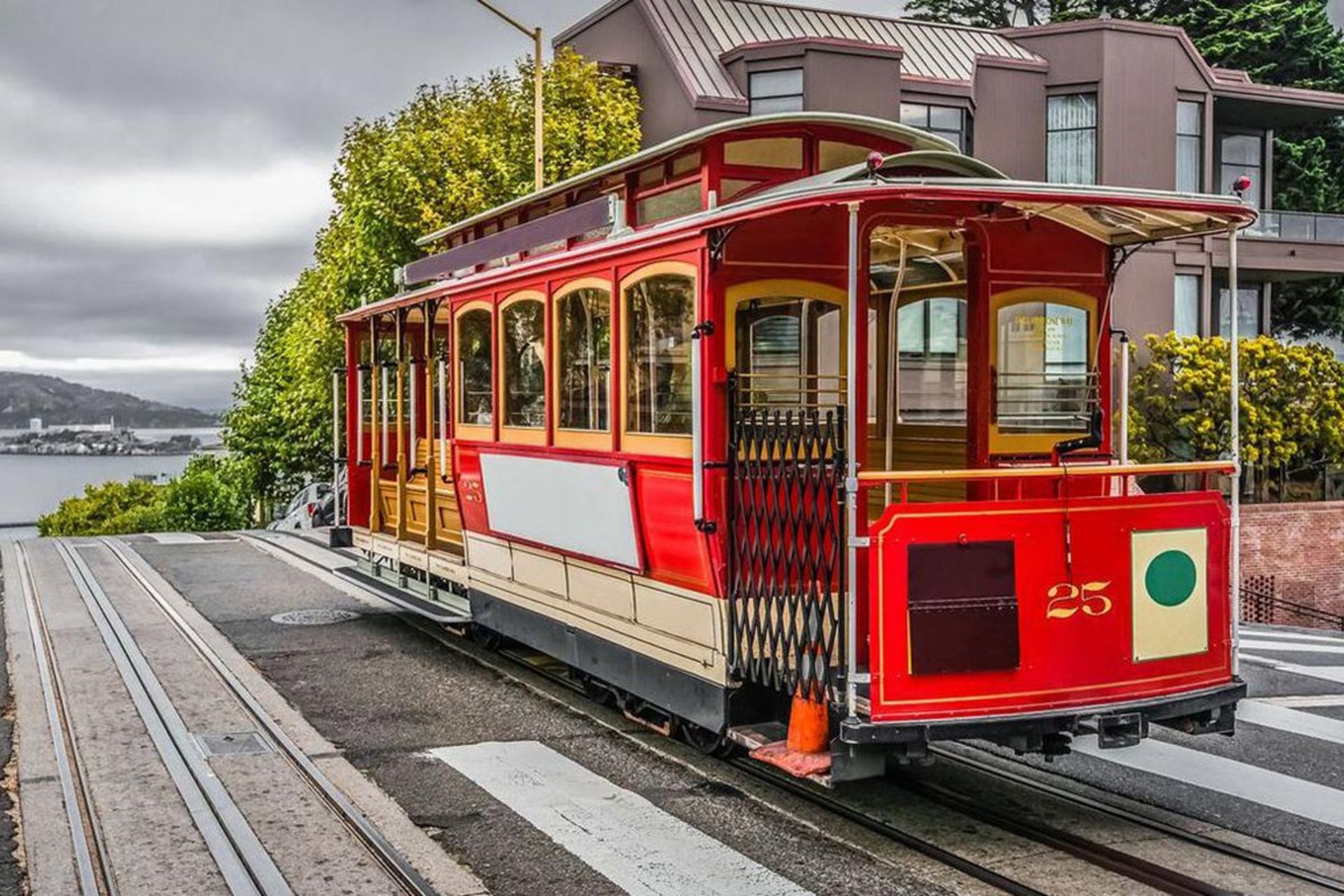 تراموای قرمز  سان‌فرانسیسکو در خیابان