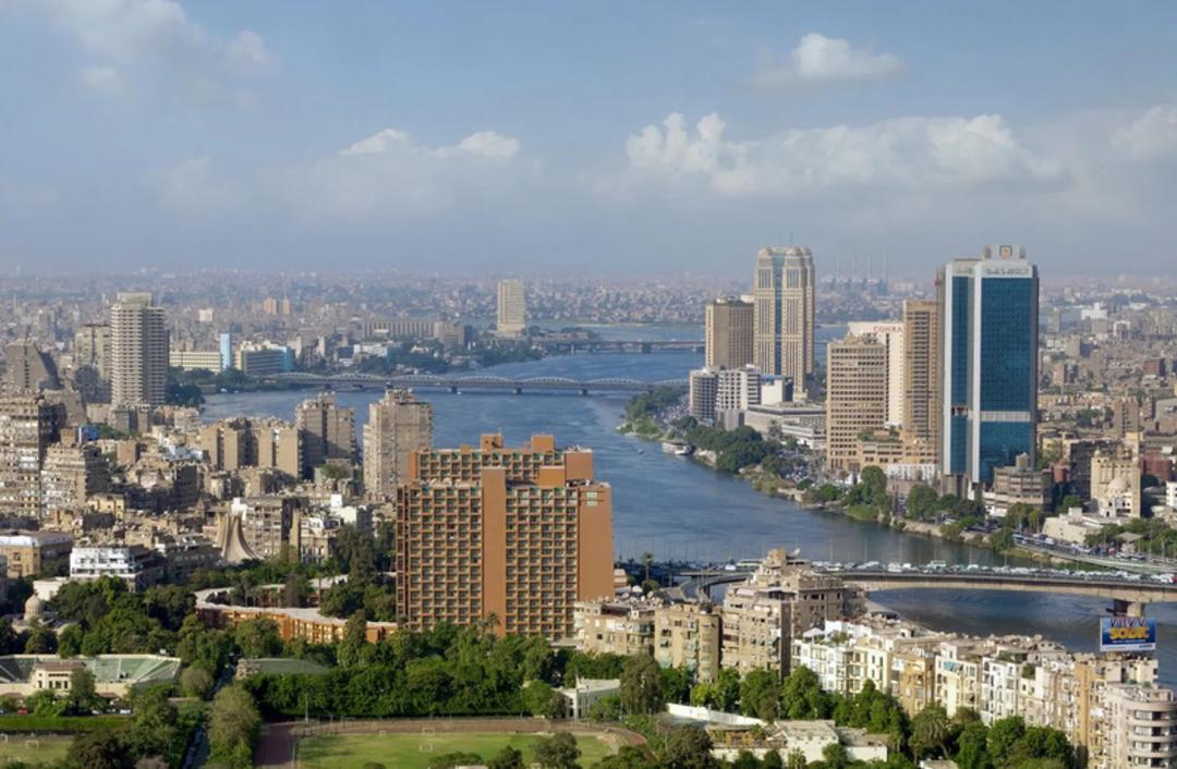 رود نیل (Nile) در میان ساختمان‌های بلند شهر قاهره