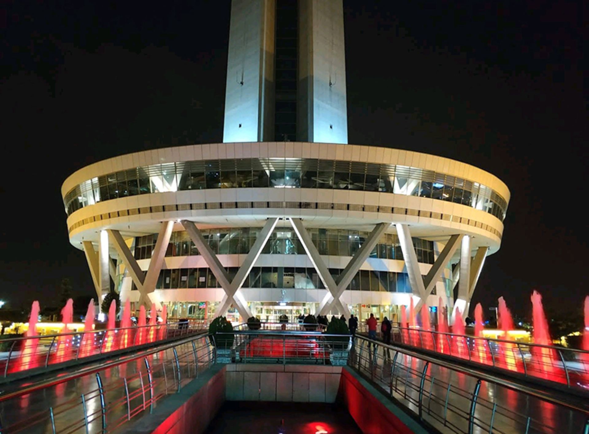 نورپردازی ورودی برج میلاد در شب