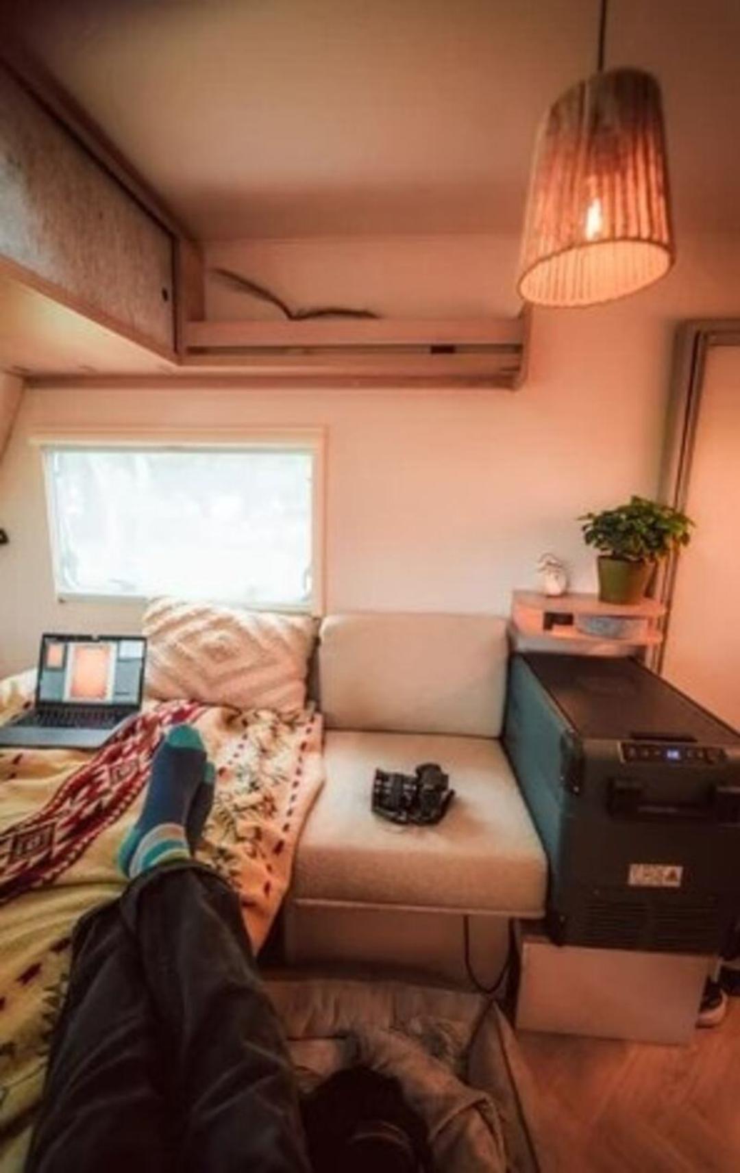 تخت خواب و فضای استراحت در یک چادر مسافرتی (Camper Van) مجهز