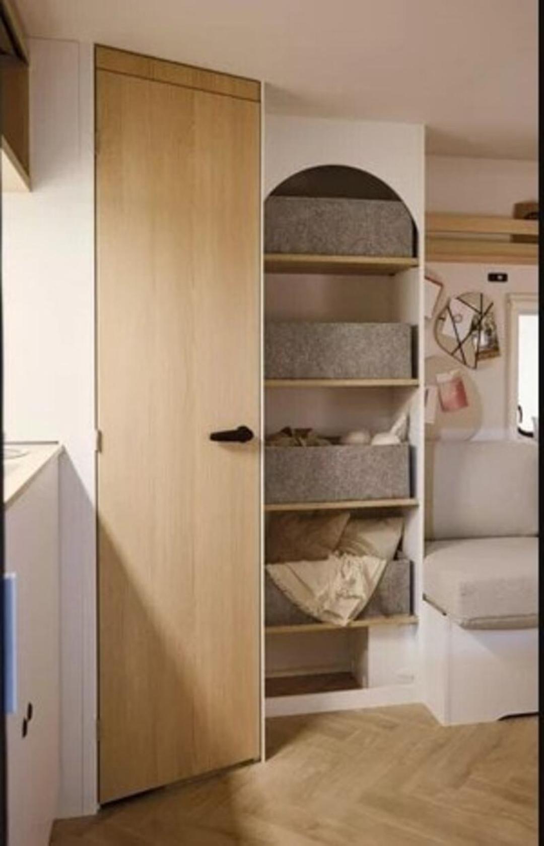طراحی فضای داخلی کاروان با کابینت و قفسه‌های ذخیره‌سازی