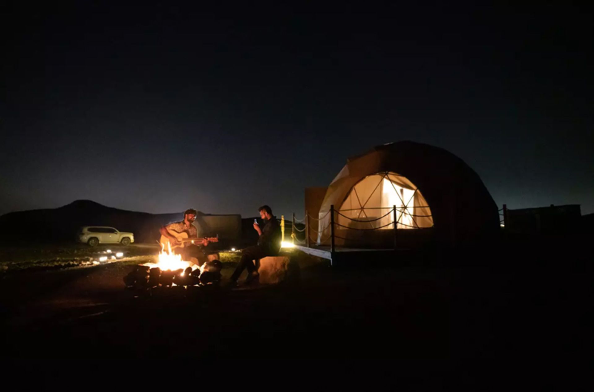 کمپینگ دو نفره در کویر شب ابوظبی