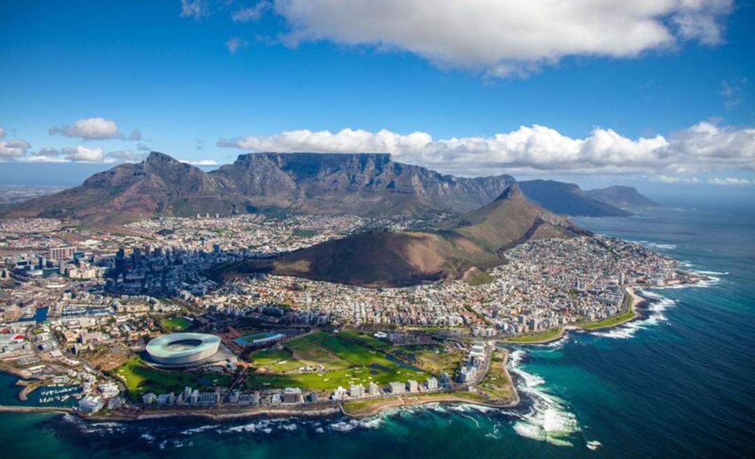 کوه‌های میز (Table Mountain) در پس‌زمینه شهر کیپ‌تاون و اقیانوس اطلس