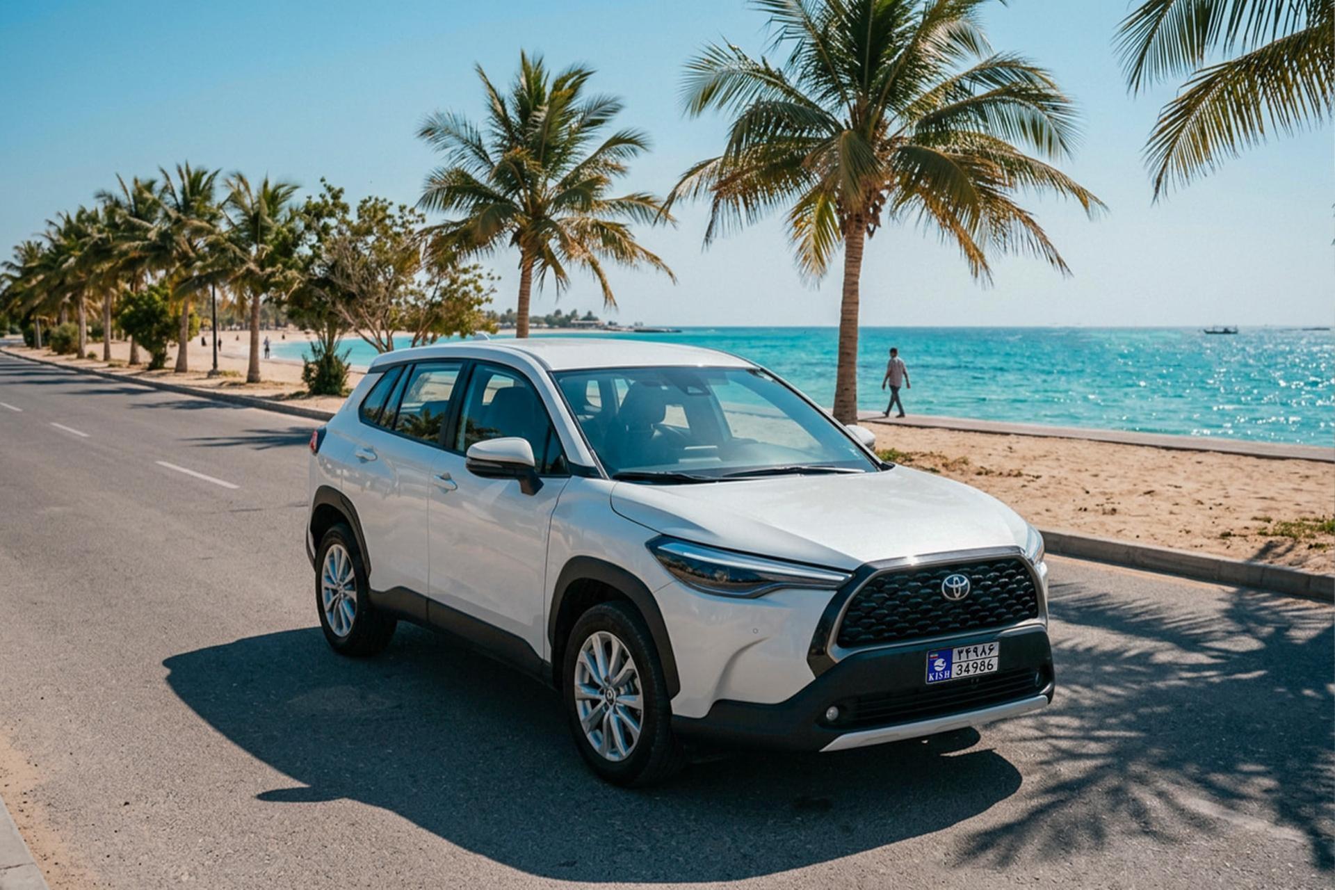 خودروی سفید تویوتا (Toyota) پارک شده در جاده ساحلی جزیره کیش