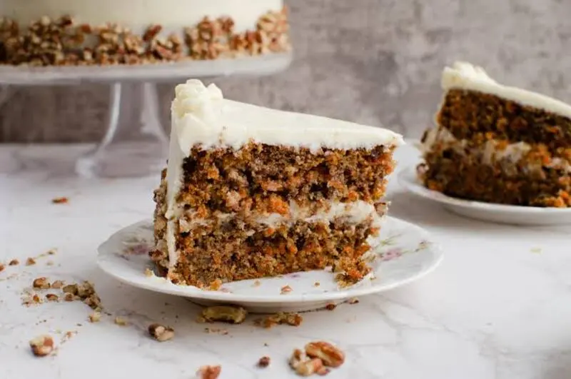 کیک هویج (Carrot Cake) با لایه‌های کرم سفید و تکه‌های گردو
