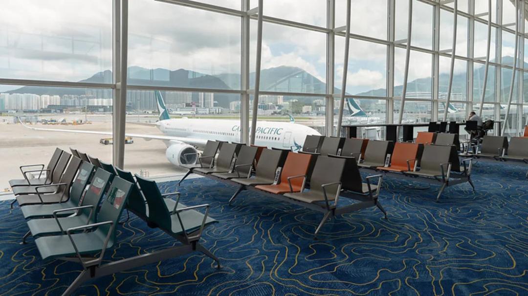 هواپیمای کاتای پاسیفیک (Cathay Pacific) در مقابل پنجره بزرگ سالن انتظار فرودگاه
