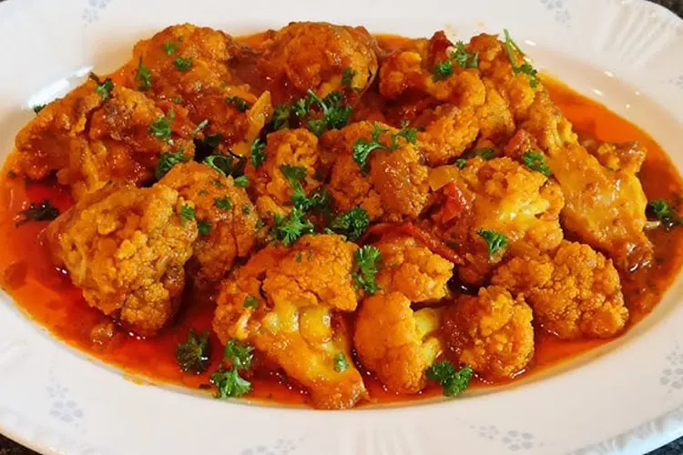 خورش گل کلم پخته شده در سس قرمز با تزیین جعفری