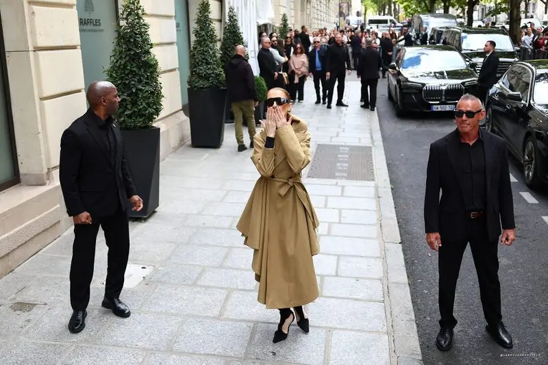 سلین دیون (Celine Dion) با کت بلند کرم در پیاده‌روی پاریس