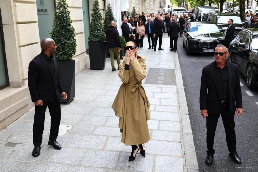 سلین دیون (Celine Dion) با کت بلند کرم در پیاده‌روی پاریس
