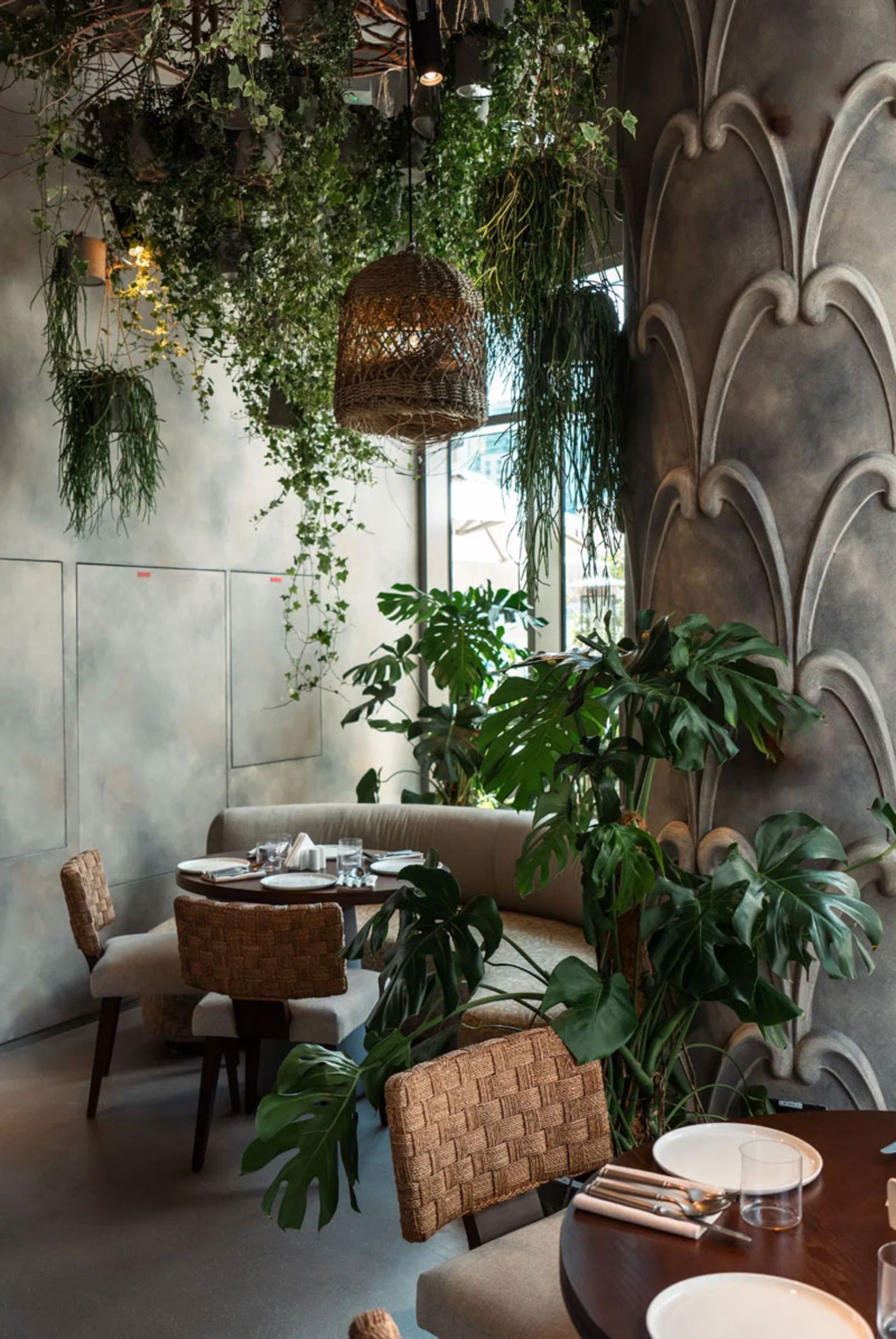 میز و صندلی و گیاهان رستوران چایخانه شماره ۱ دبی 