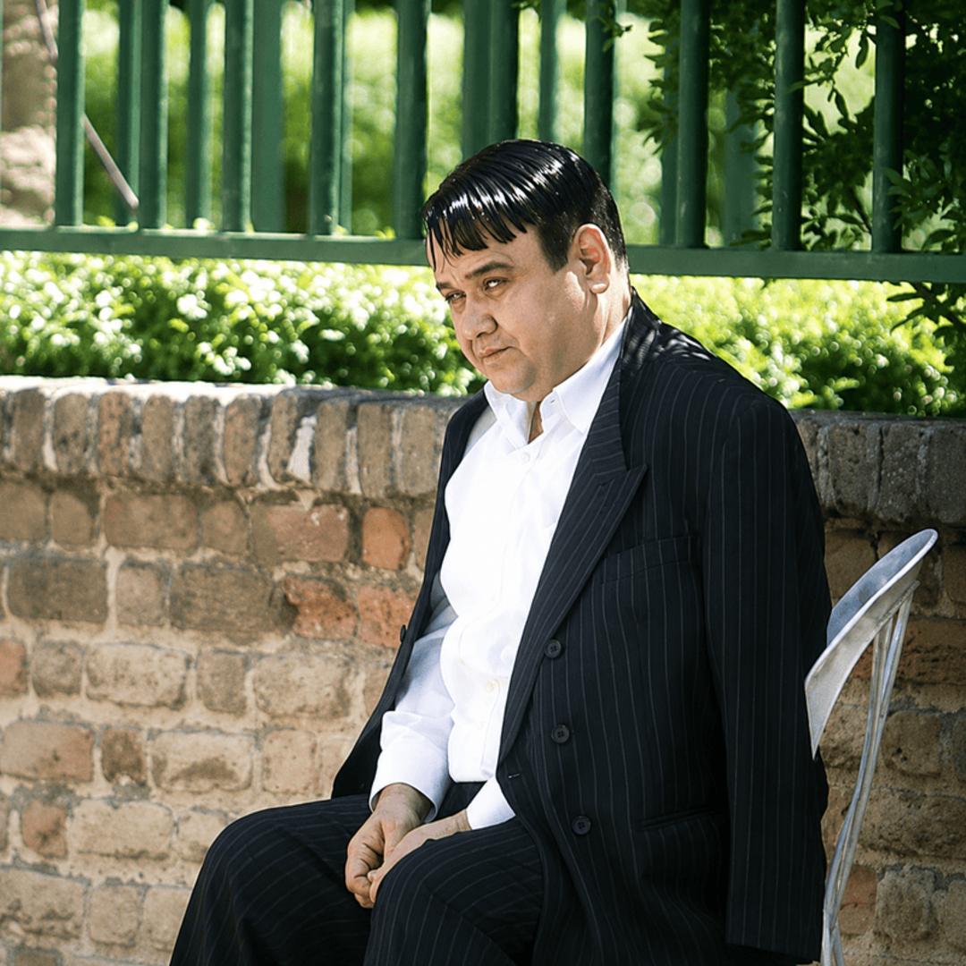اکبر عبدی در سریال در چشم باد