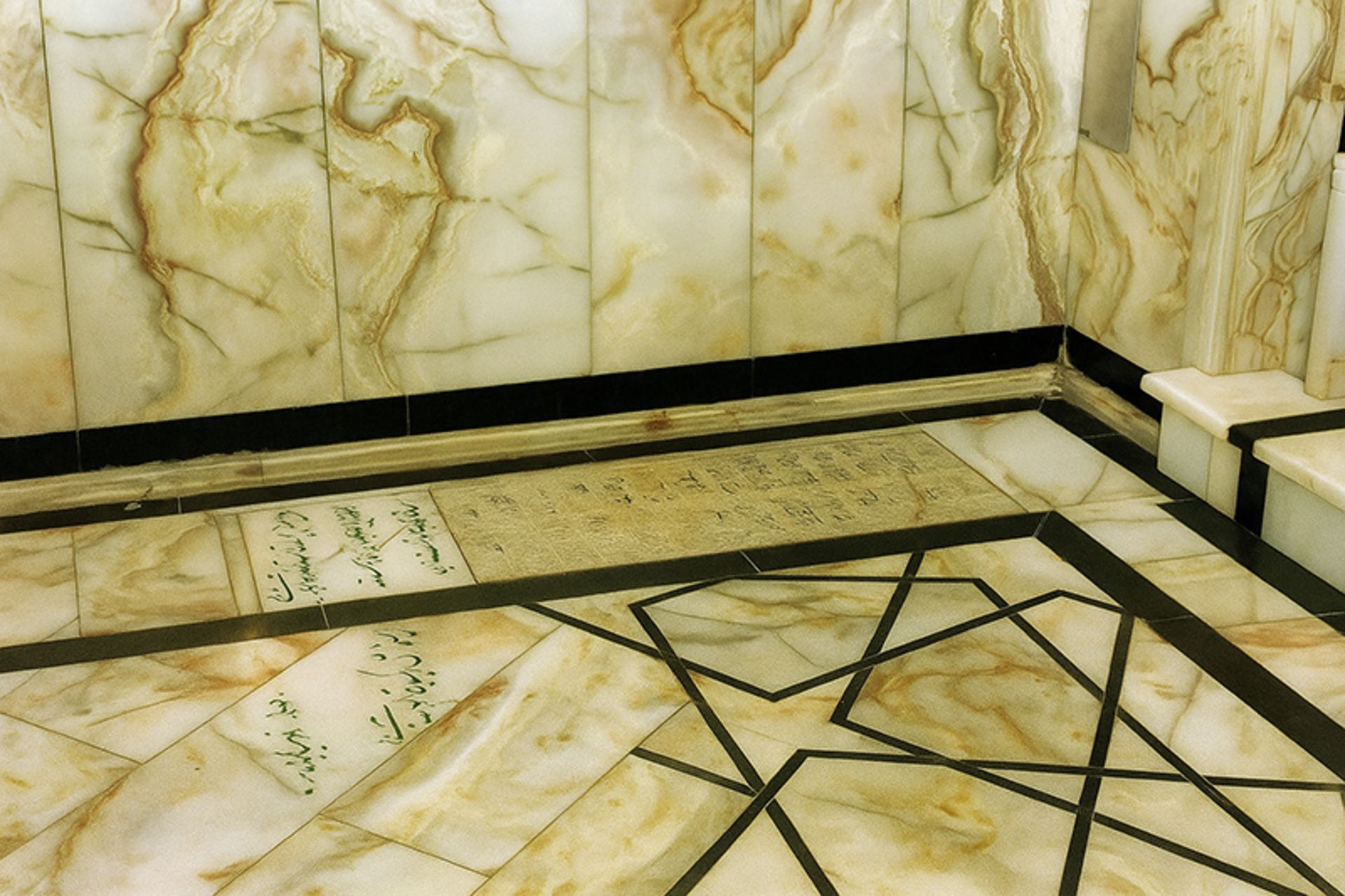 سنگ آرامگاه امیرکبیر در حرم امام حسین (ع) کربلا