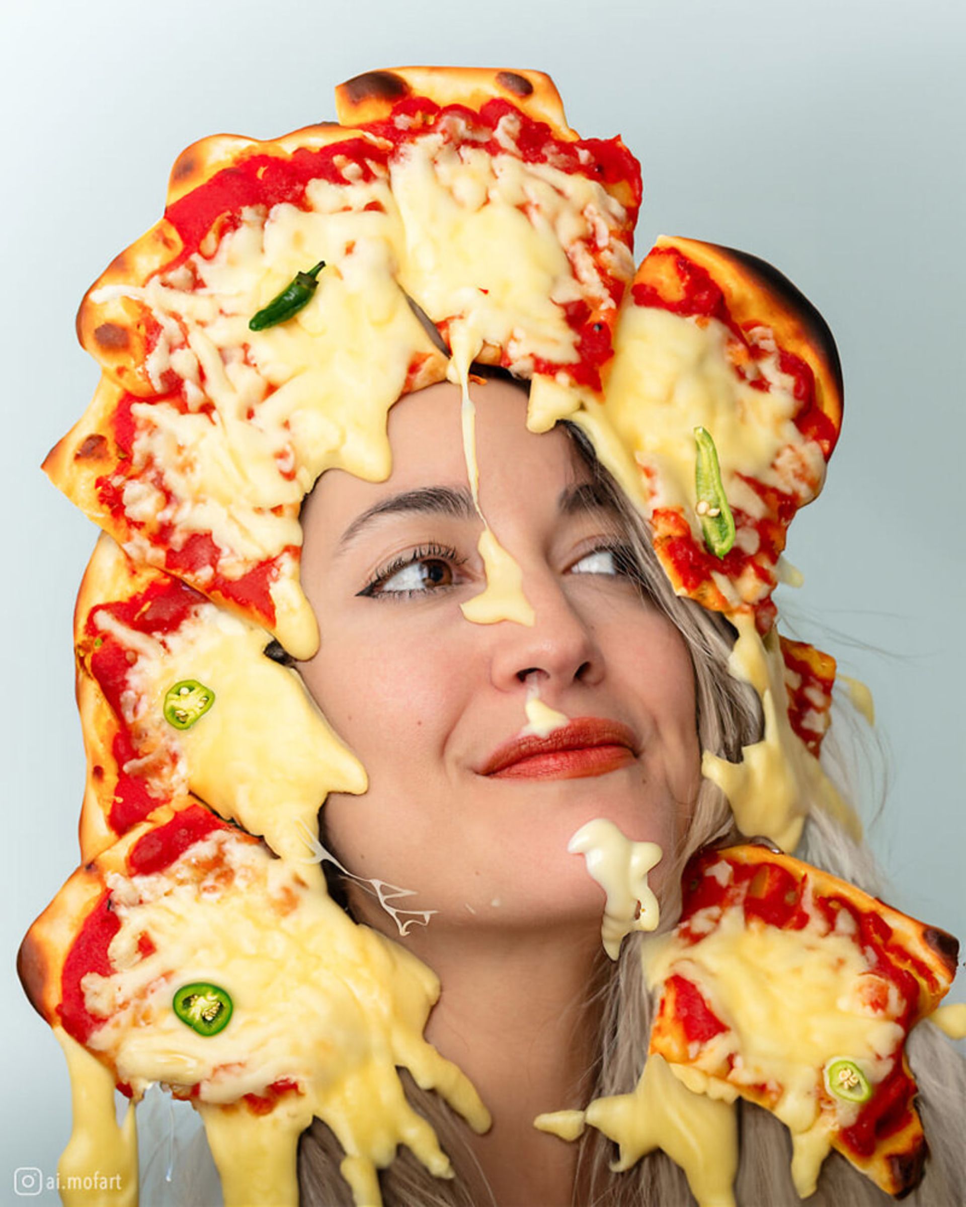 پرتره زنی با تکه های پیتزا و پنیر آب شده بر سر