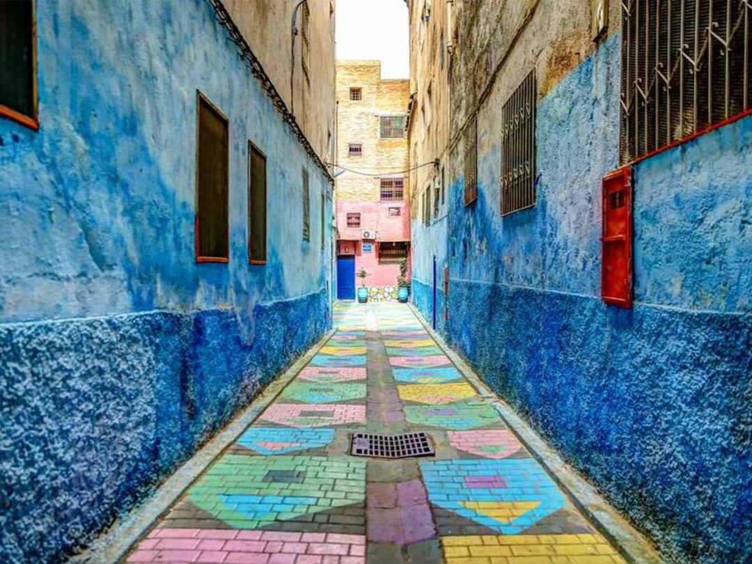 کوچه‌های رنگی و دیوارهای آبی در شهر شفشاون (Chefchaouen) مراکش