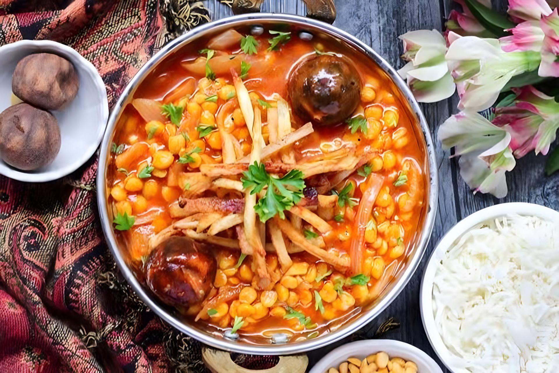 قیمه در یک ظرف فلزی