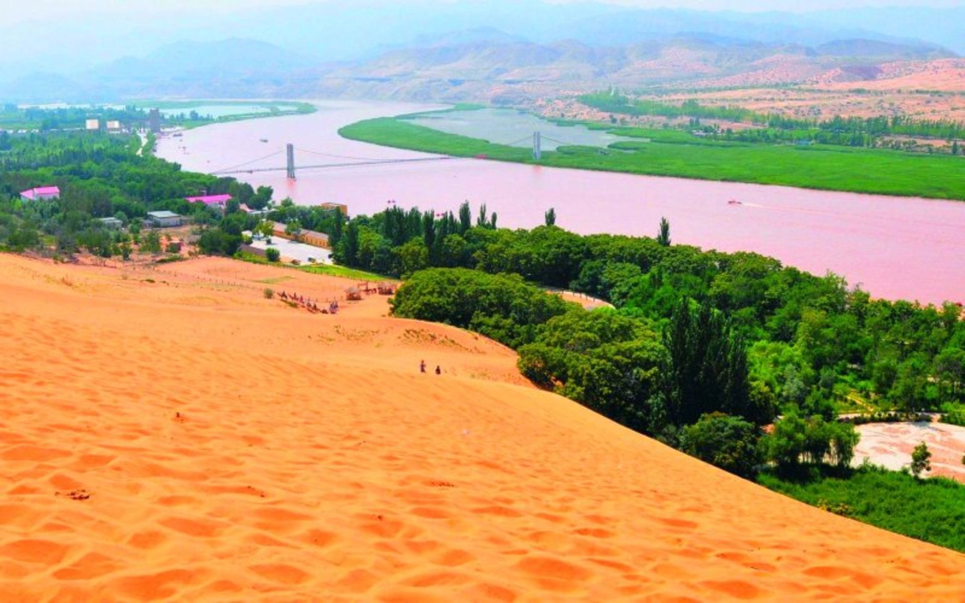 کویر شاپوتو در کنار طبیعت سرسبز و رودخانه