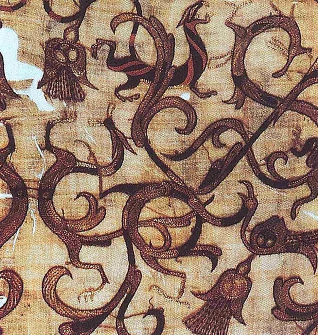 جزئیاتی از یک جامه آیینی ابریشمی متعلق به قرن چهارم پیش از میلاد، دوره دودمان ژو، چین