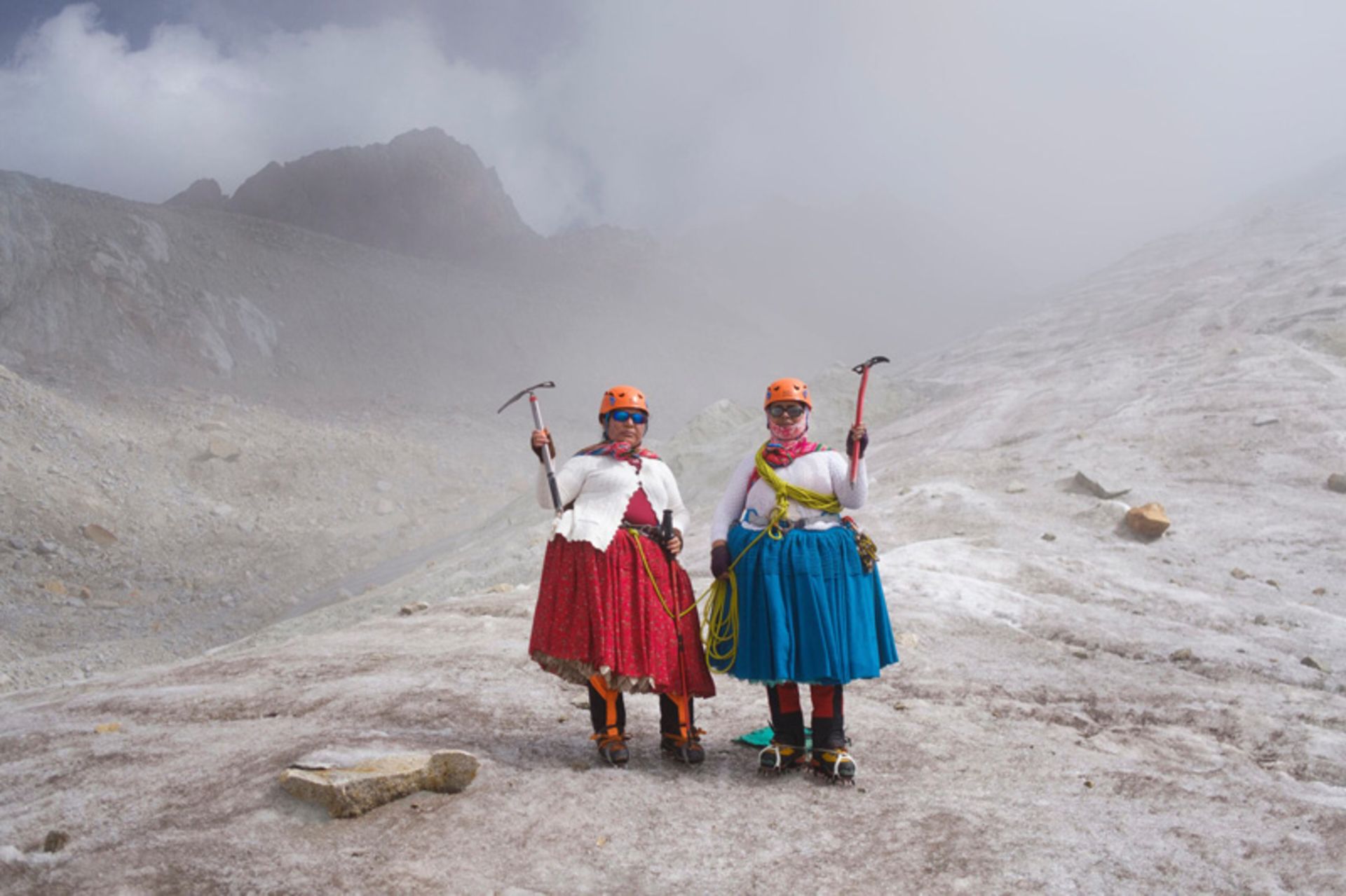 کوهنوردی دو زن اهل بولیوی  با دامن