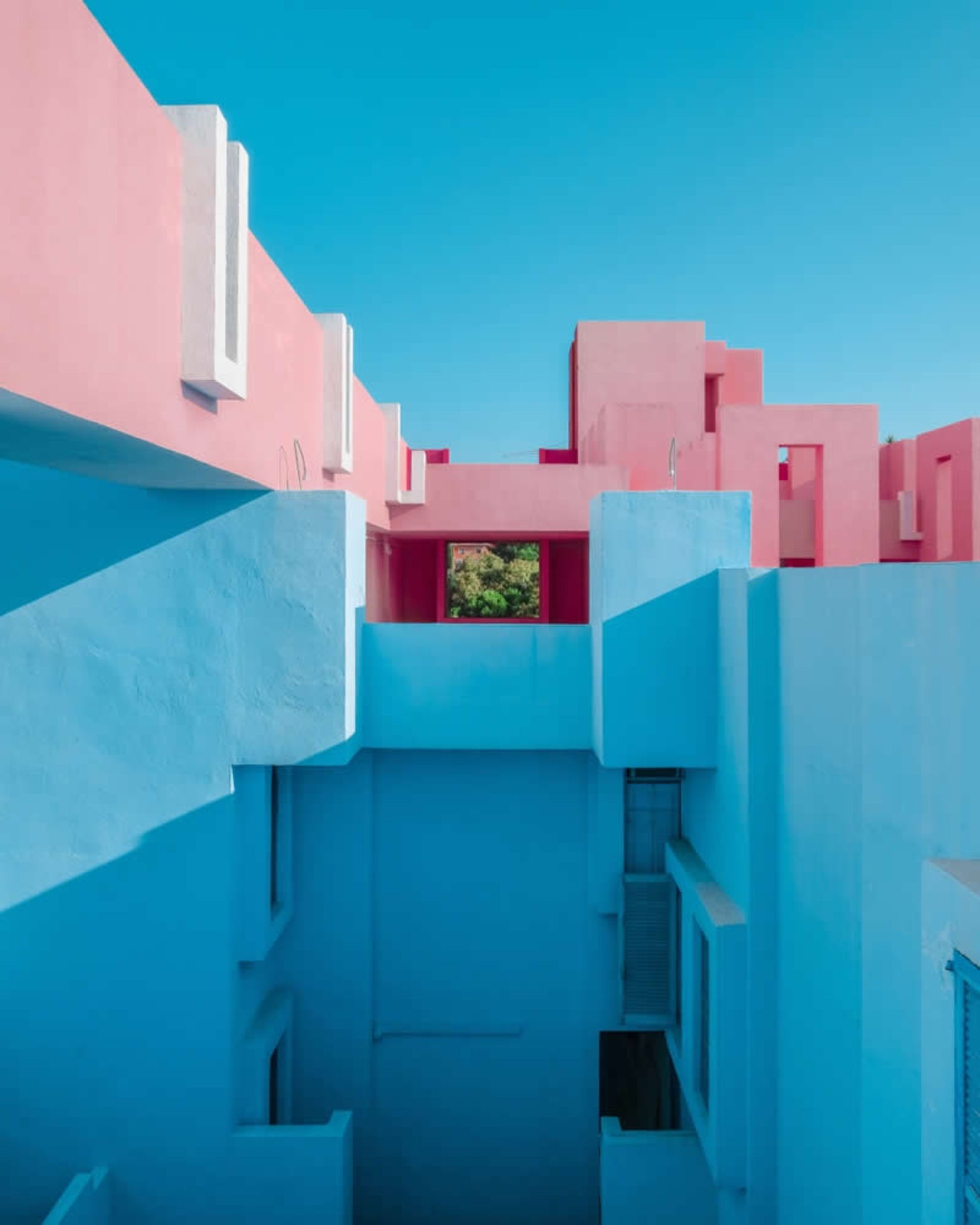 ساختمان رنگی چند طبقه