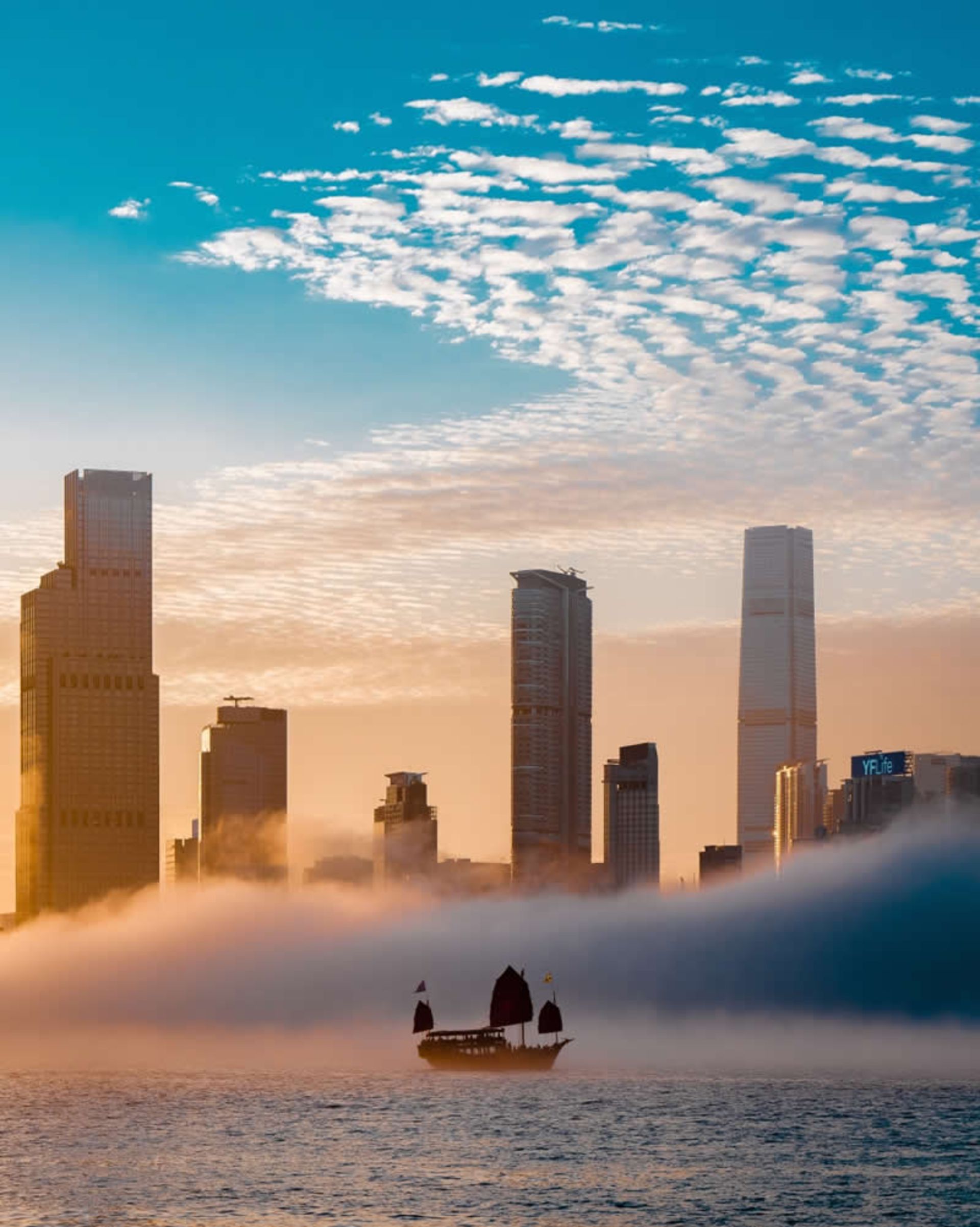  قایق سنتی حمل زباله در هنگ کنگ