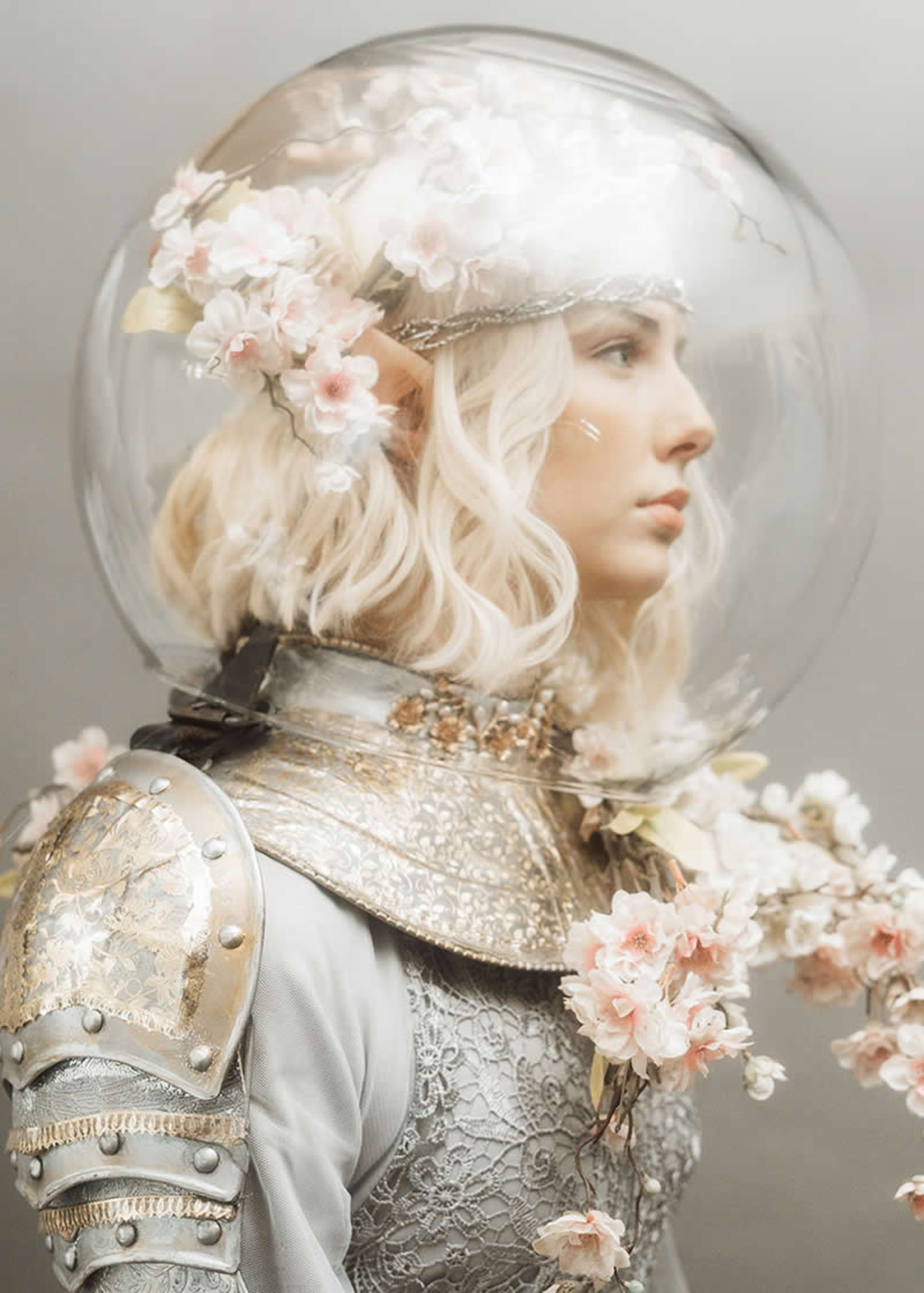 زنی در لباس فضانورد با گلهای بهاری