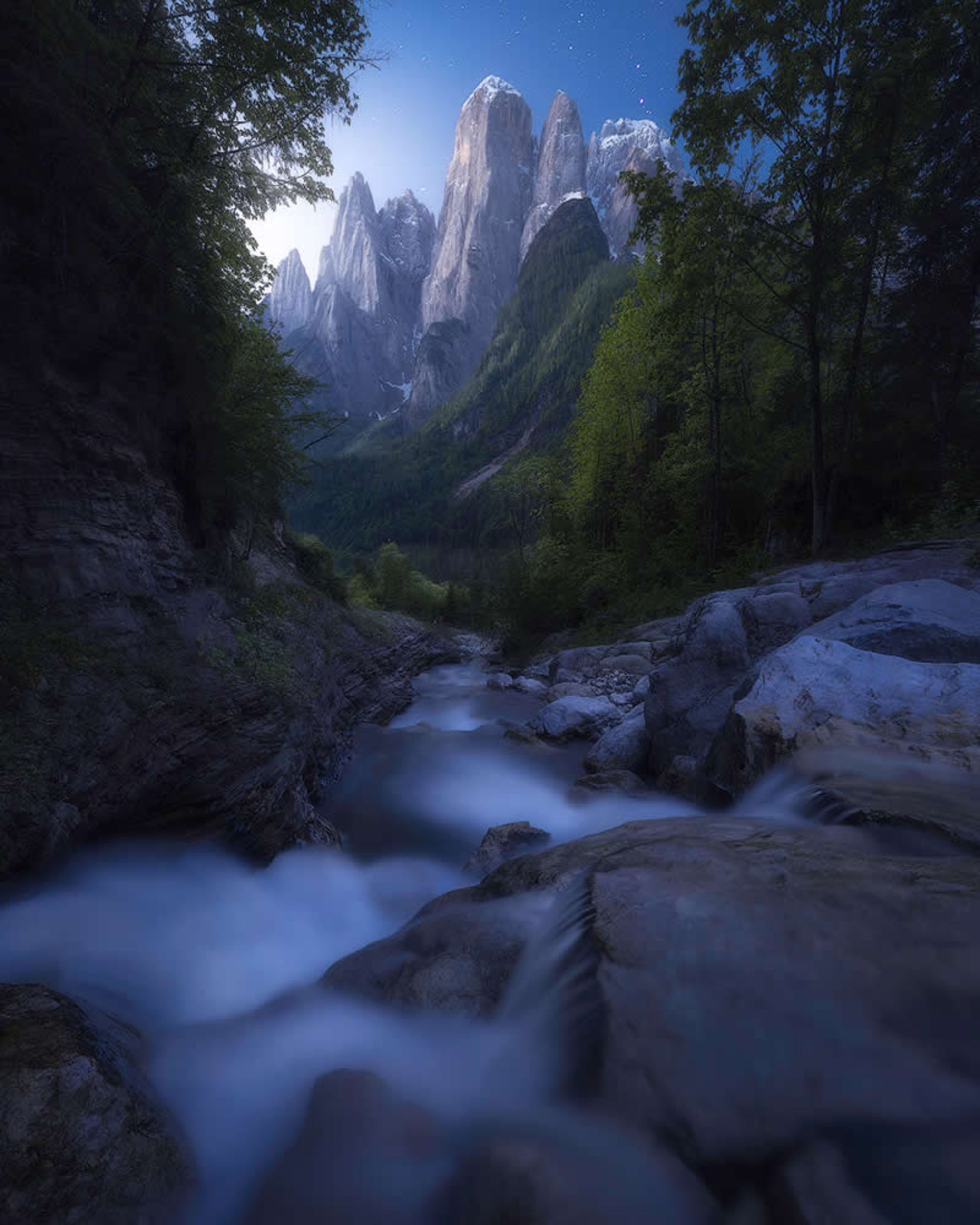 منظره رودخانه کوهستانی