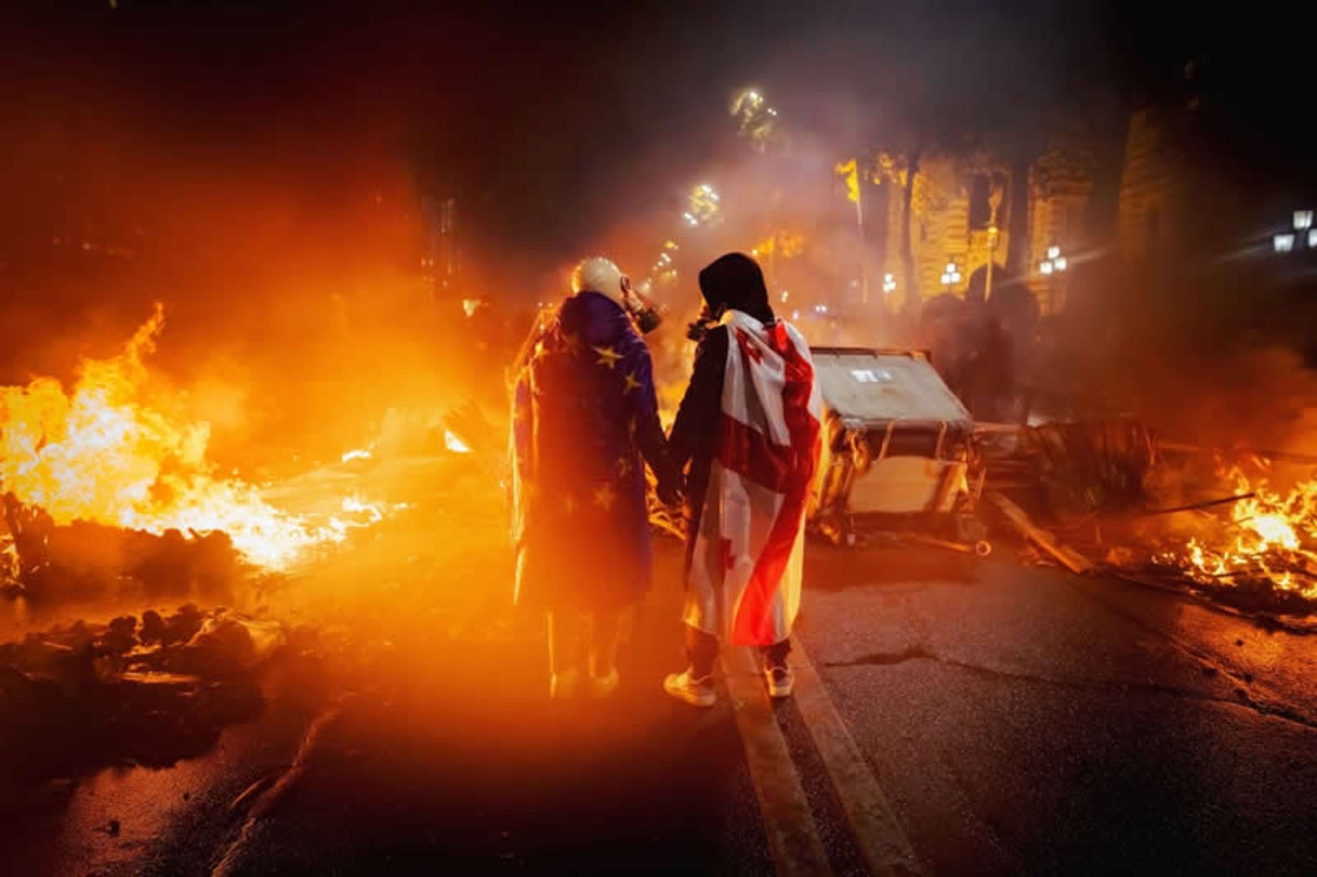 دو فرد در اعتراضات گرجستان