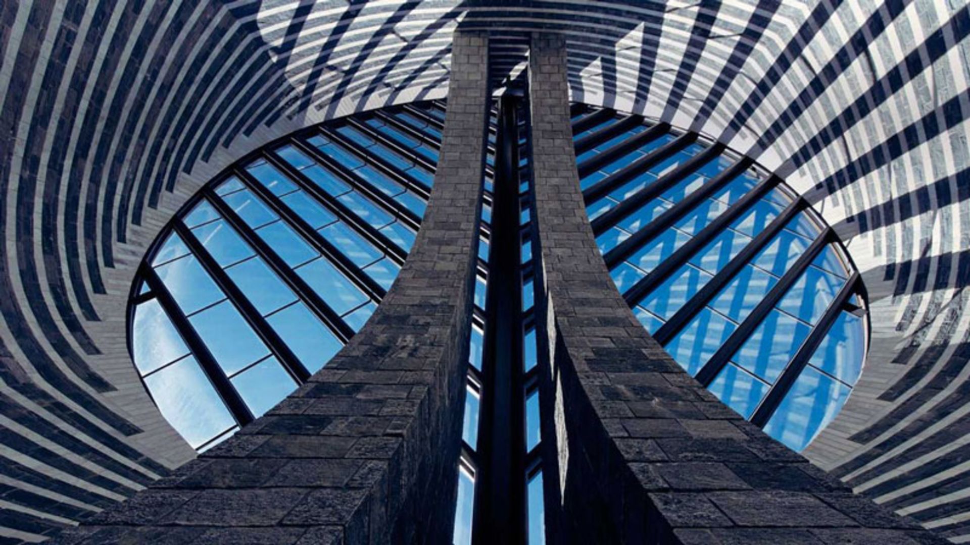 سقف مدرن کلیسای موگنو