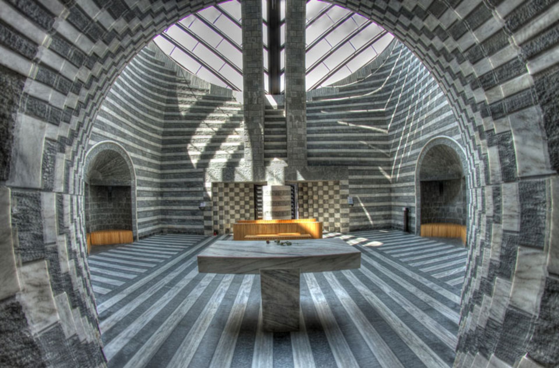 فضای داخلی کلیسای موگنو