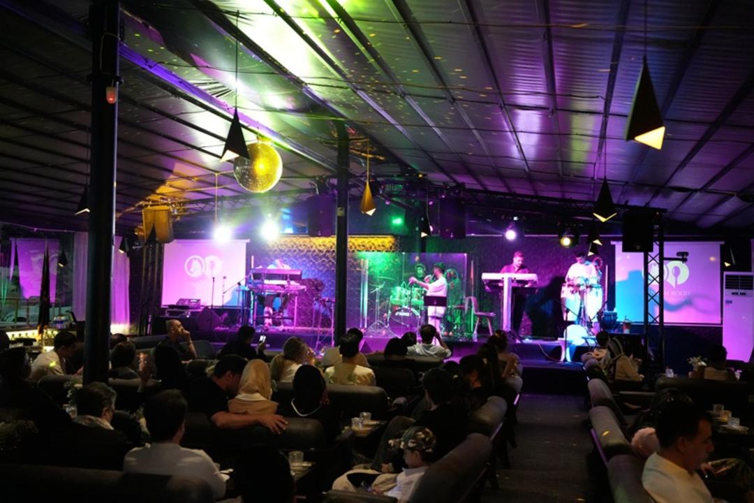 موسیقی زنده در رستوران زنده‌رود