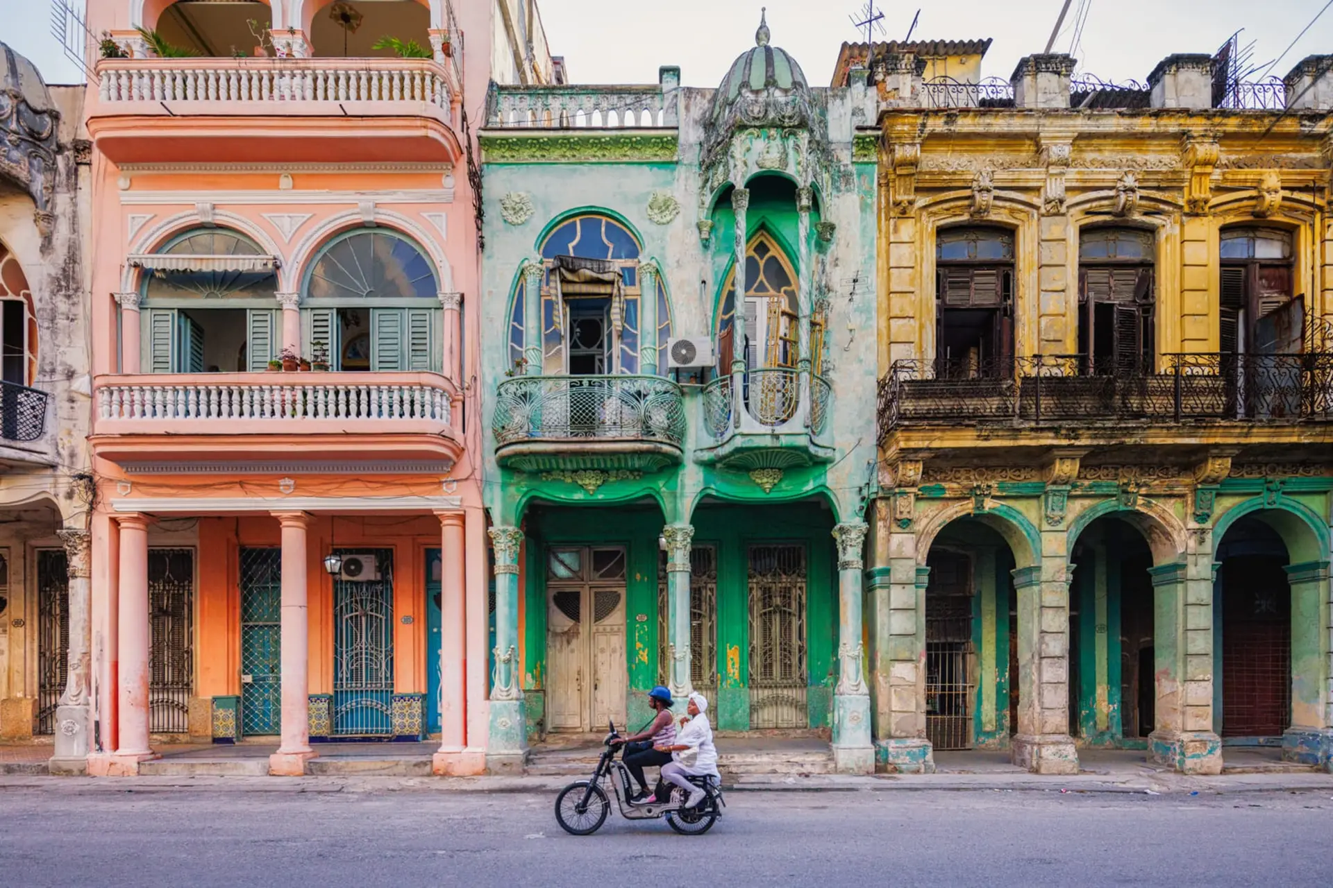 ساختمان‌های قدیمی و رنگارنگ در خیابان‌های شهر هاوانا (Havana) کوبا